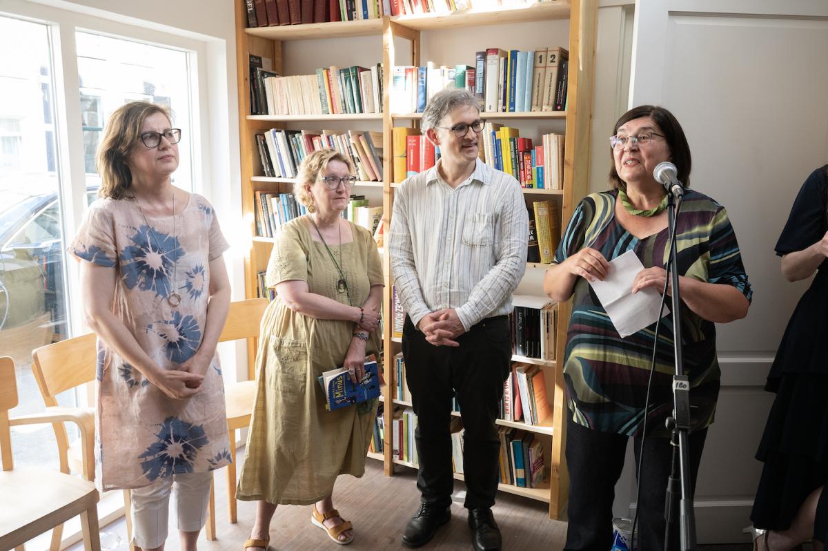 Vertalers Alicja Oczko, Anna Becchi, David McKay en Andrea Kluitmann tijdens de feestelijke heropening van het Vertalershuis te Amsterdam.