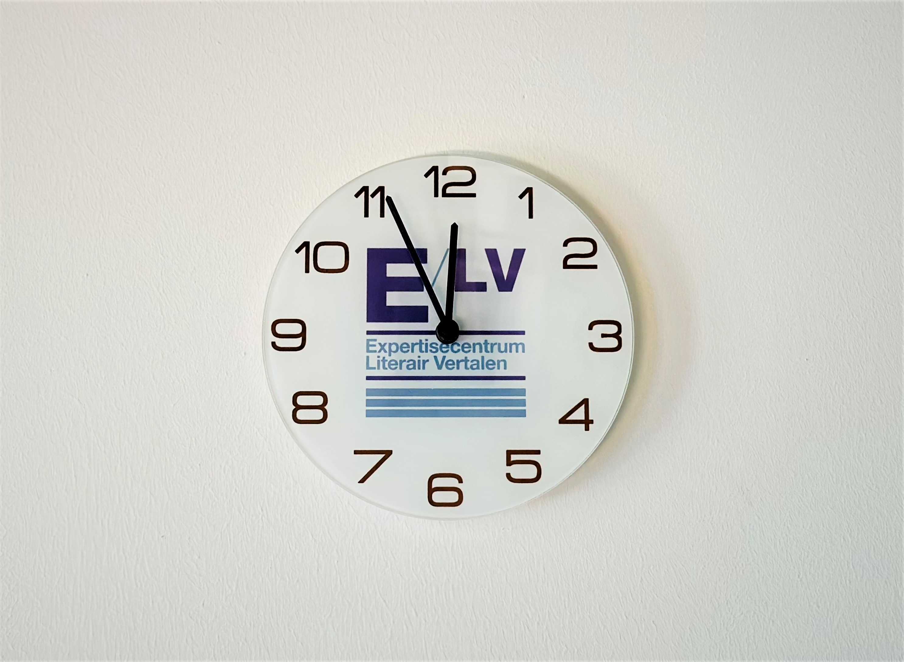een klok aan de muur met het logo van het ELV erop