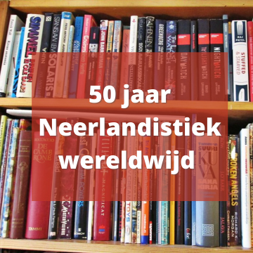 Cover de podcastserie: een boekenkast met daarvoor de tekst: '50 jaar Neerlandistiek wereldwijd'.