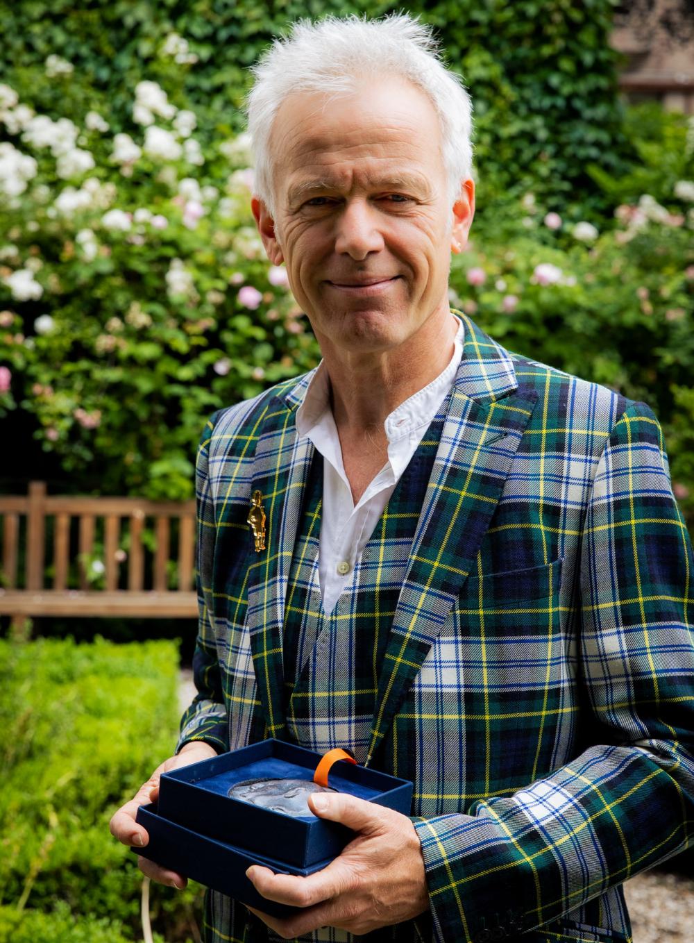 Foto van Rokus Hofstede met de prijs in zijn hand.