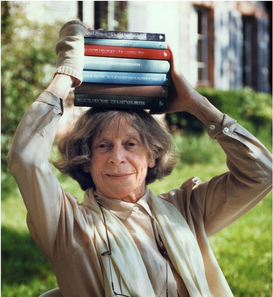 Foto van Therese Cornips met een stapel boeken op haar hoofd.