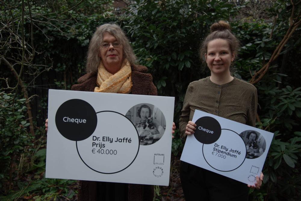 Foto van Marthe Elzinga en Sanne van der Meij met in hun handen de toegekende certificaten.