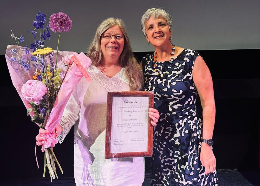 Uitgever Margitt Lehbert, die de prijs namens Schreiber in ontvangst nam, samen met moderator Sandra Rottenberg.