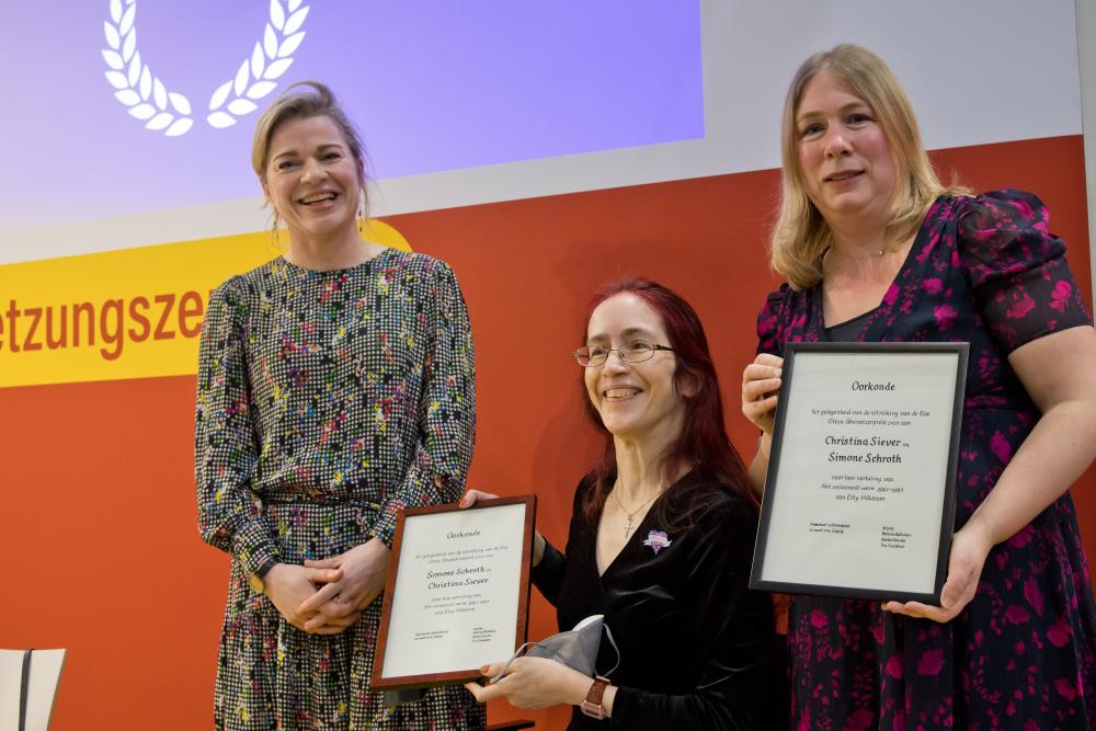 Winnaars Else Otten prijs met directeur Nederlands Letterenfonds met oorkonde
