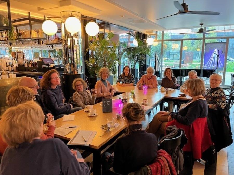groep vertalers rondom een tafel