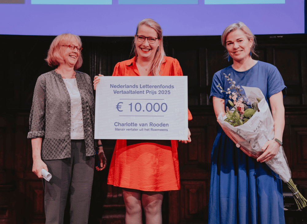 winnaar met cheque en juryleden