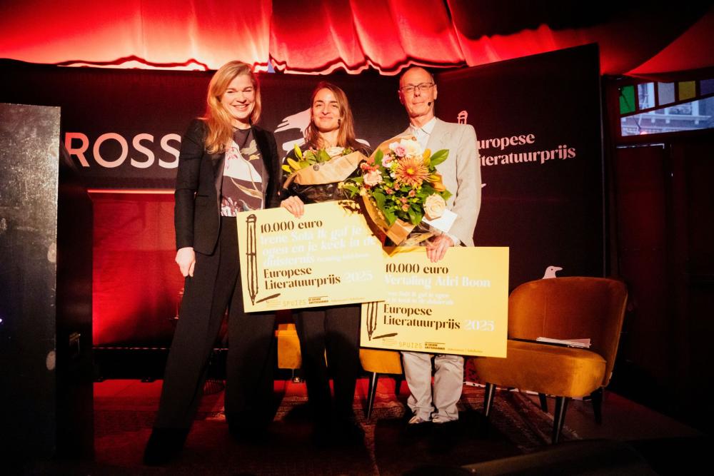 de winnaars en de directeur van het Letterenfonds met hun cheques