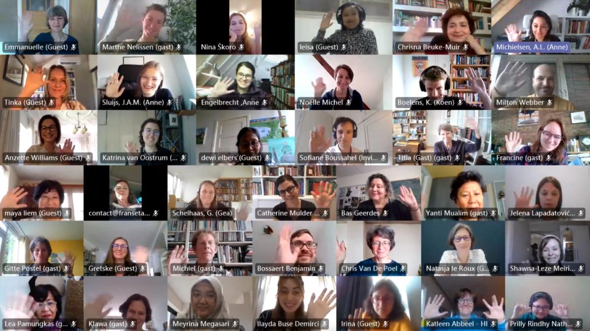 Screenshot van de openingssessie met alle cursisten. Iedereen zwaait.