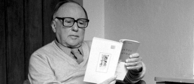 De Guatamalteekse auteur Augusto Monterroso leest in een boek