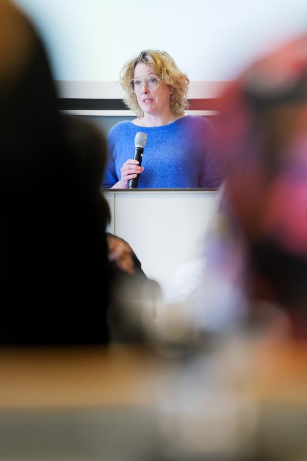 Anne Marie Koper spreekt tijdens de ELV-studiemiddag