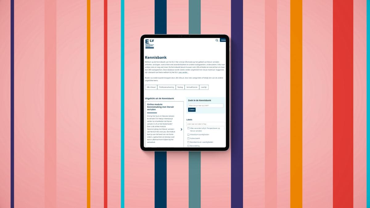 Still uit een nieuwe promotievideo van de Kennisbank. Je ziet een tablet met daarop de Kennisbank tegen een vrolijk gekleurde achtergrond.