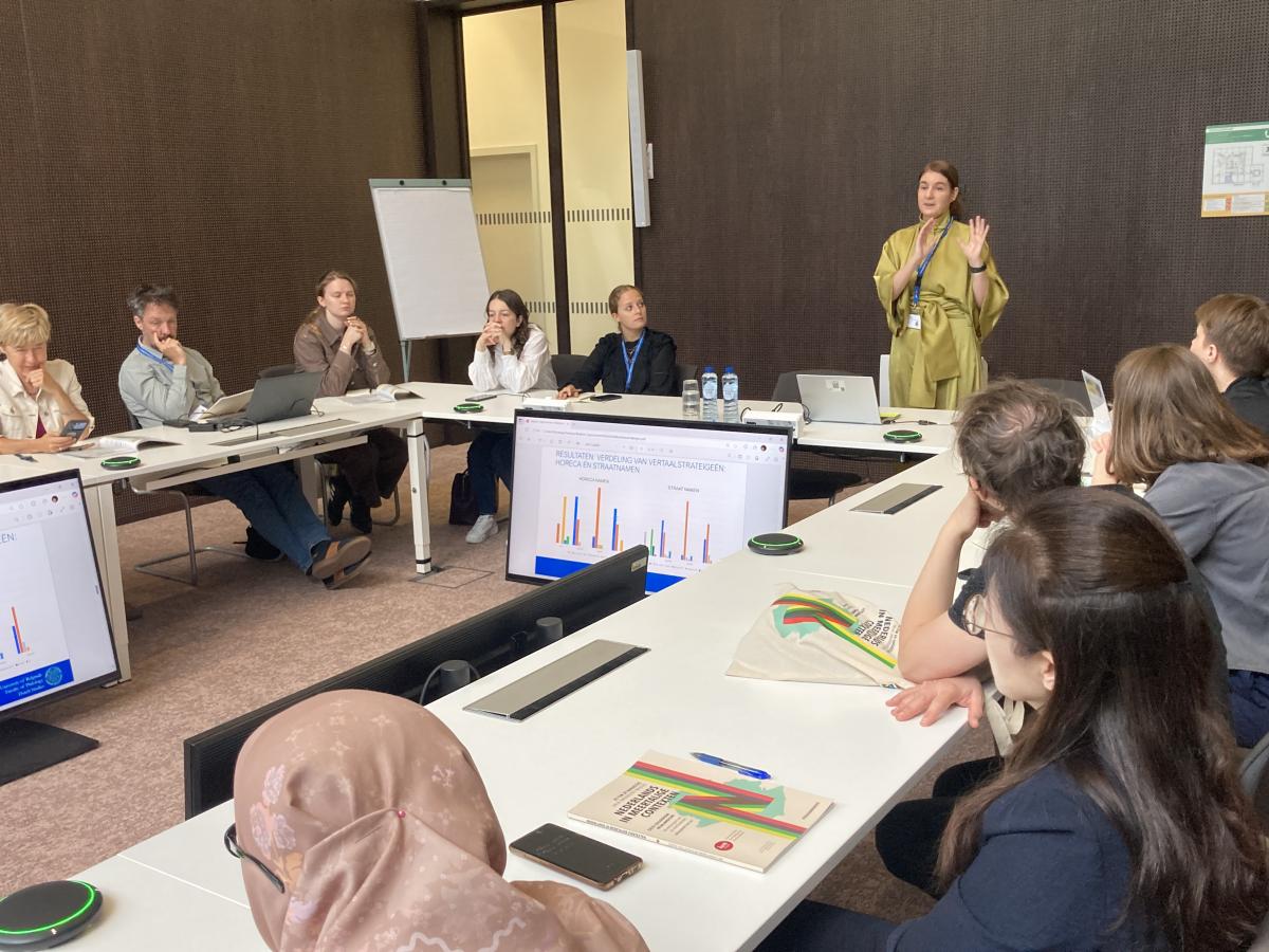 Bojana Budimir geeft een workshop aan een groep geinteresseerden tijdens het wereldcongres voor de neerlandistiek