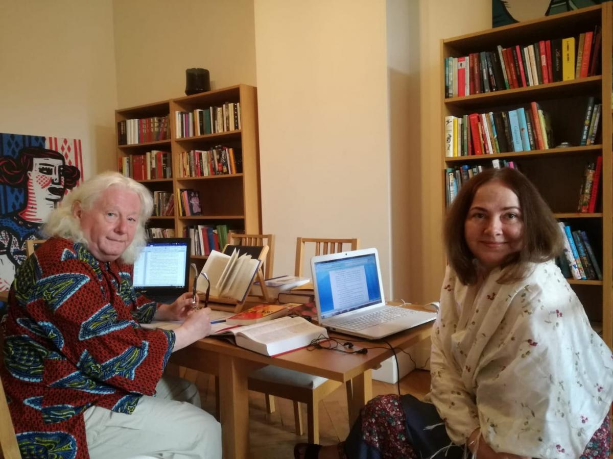 Foto van Jan H. Mysjkin en Doina Ioanid achter hun laptops in het vertalershuis.