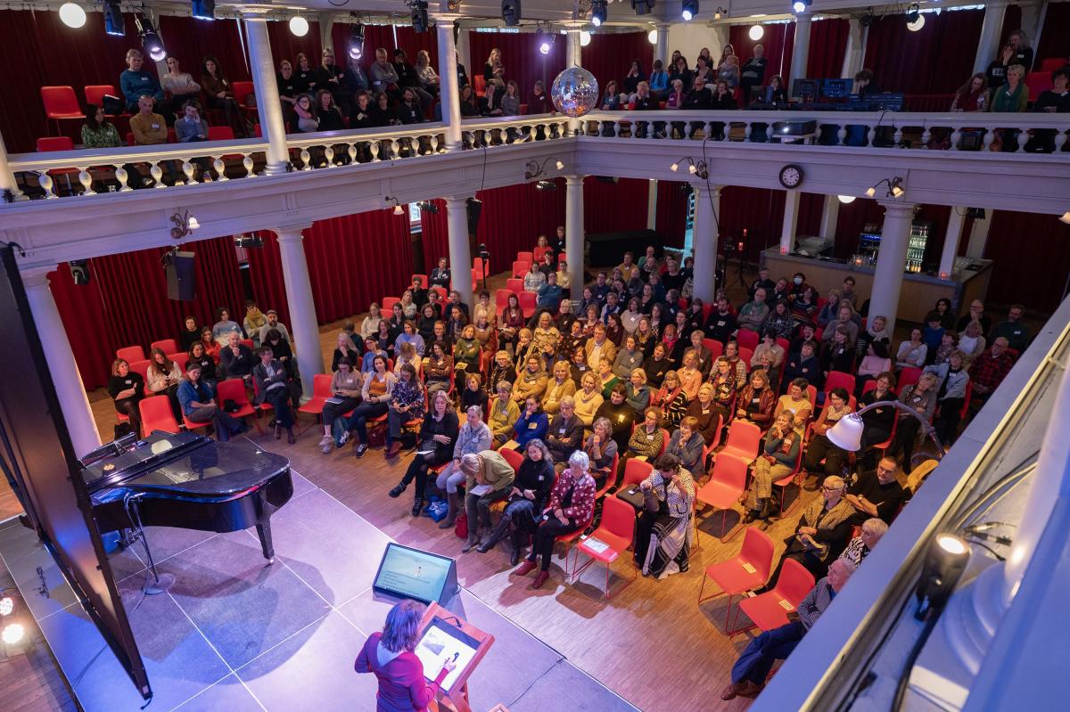 overzicht van publiek in theater De Rode Hoed tijdens de Literaire Vertaaldagen 2023